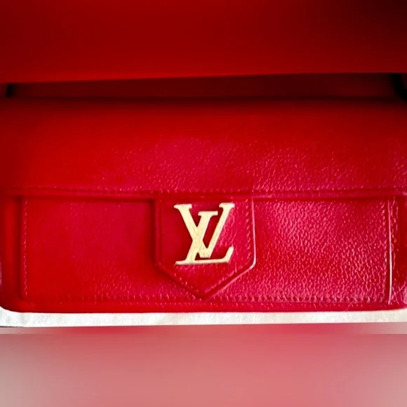 Never used in Box Louis Vuitton Lockme Long Wallet
M61277 - Picture 2 of 15